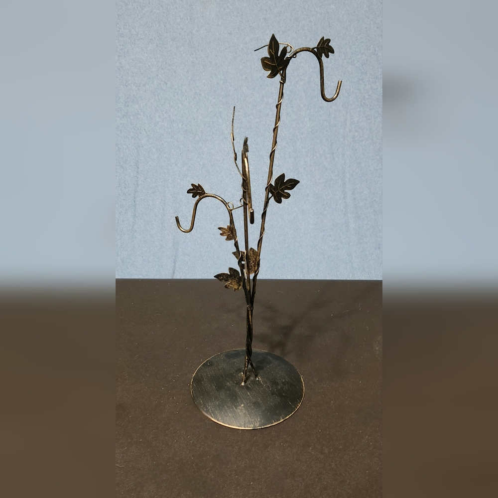 Metal jewelry holder vine